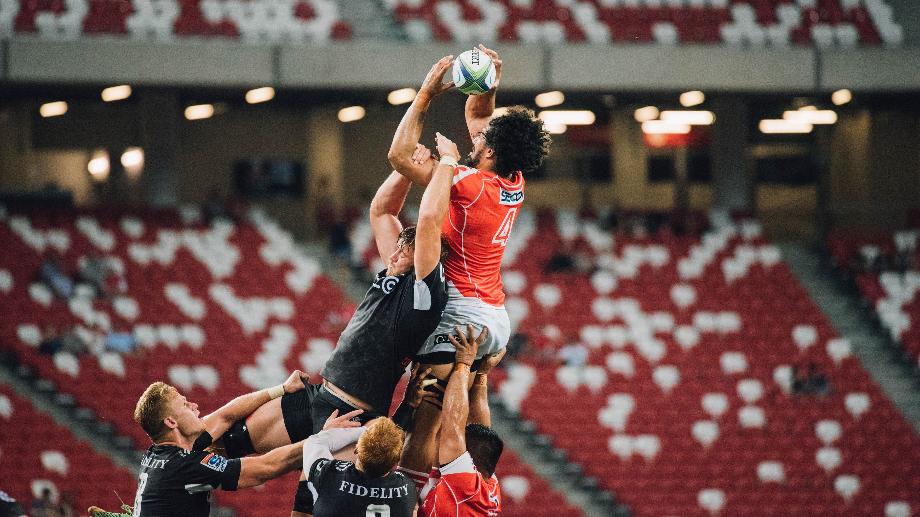 法国骑手斯特凡·朗多瓦斯携手“Chaman Dumontceau”勇夺三项赛银牌，感动全场。