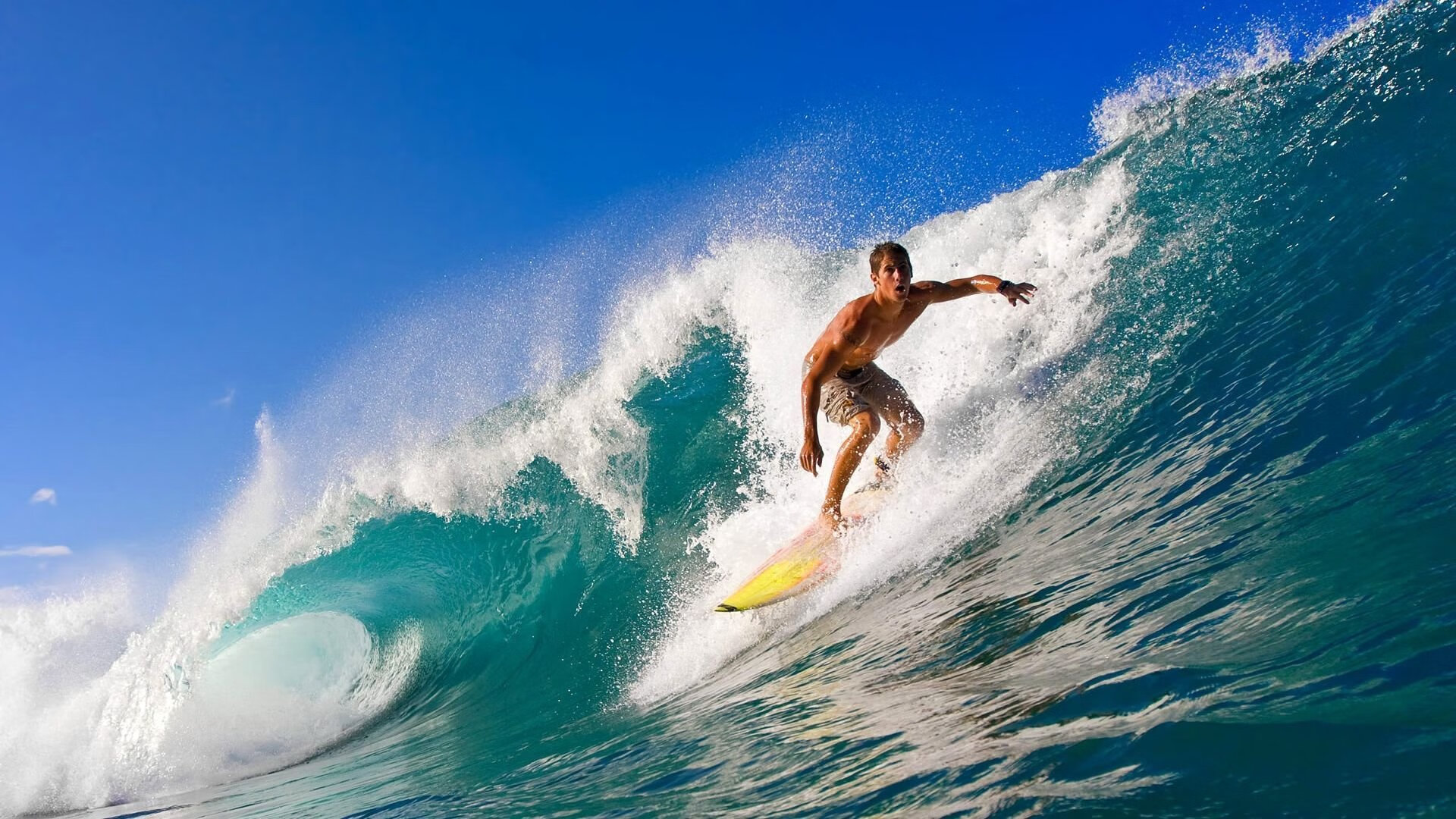 英超战术演变趋势:高压逼抢与快速反击并重,英超高位压迫